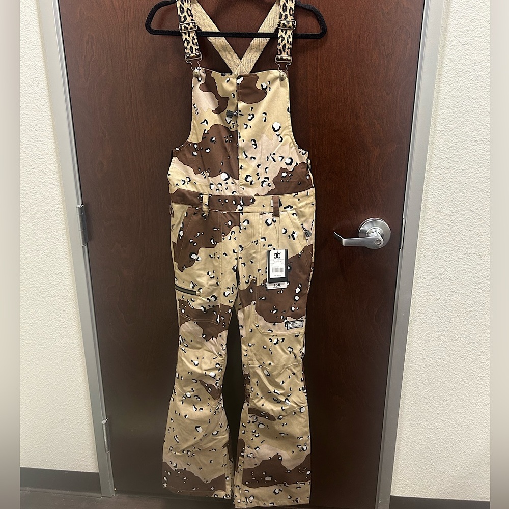 DC Women’s Small snowboard/ski overalls